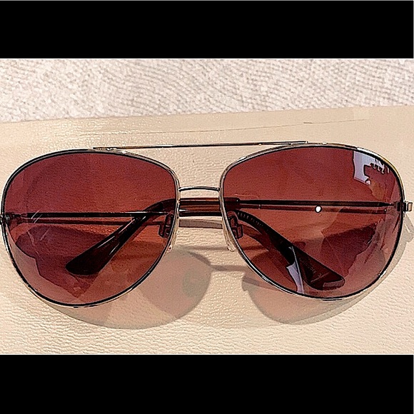 Elle Accessories - 🆕🔥ELLE SUPER FREAKING STYLISH&CHIC PRETTY LENS COLOR W/GOLD TRIMMED SUNGLASSES